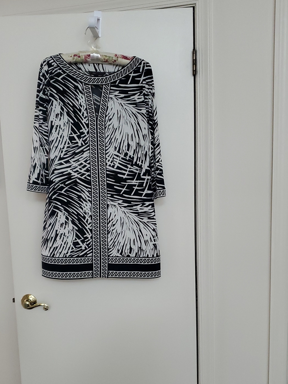 BCBGMaxAzria Black&White Printed Shift Dress Size Small Reg. Excel Con